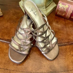 Life Stride Bronze Strappy Detailed Sandals in Excellent Condition 8